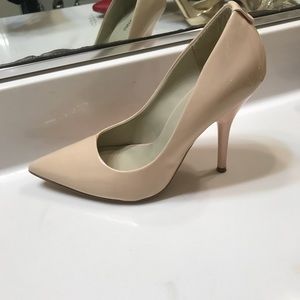 Nude pumps